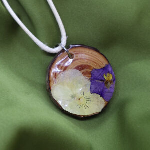Collar Madera con Flores Prensadas Amarillas y Moradas
