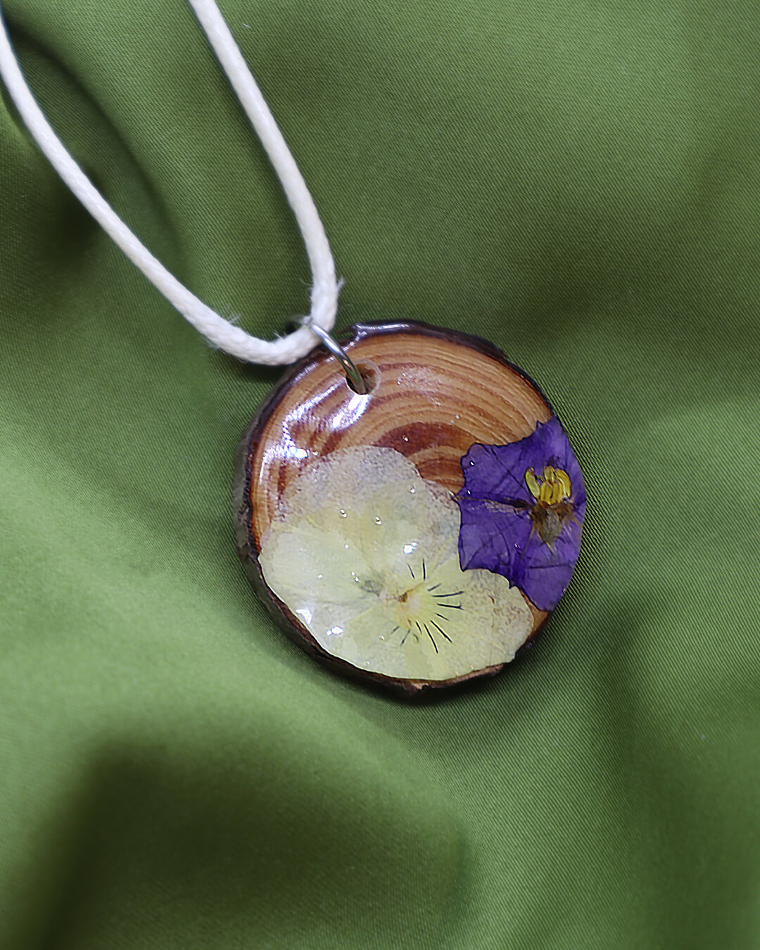 Collar Madera con Flores Prensadas Amarillas y Moradas