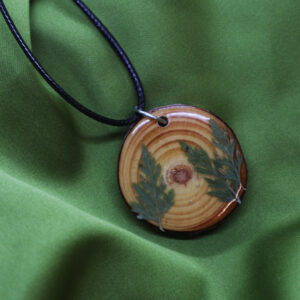 Collar Madera con Plantas Prensadas