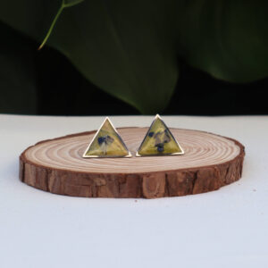 Pendientes Triángulo Plateado con Hoja y Flor Morada Prensadas