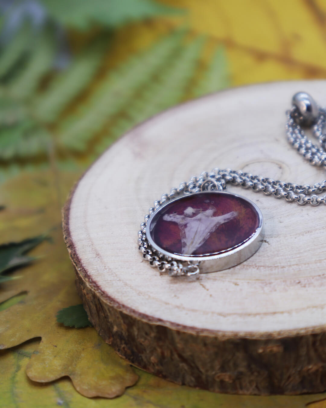 Pulsera Pétalo Rojo y Flor Blanca