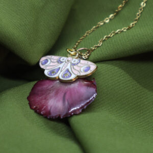Collar Pétalo de Clavel y Polilla