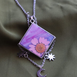 Collar con Flor Prensada y Fondo de Acuarela