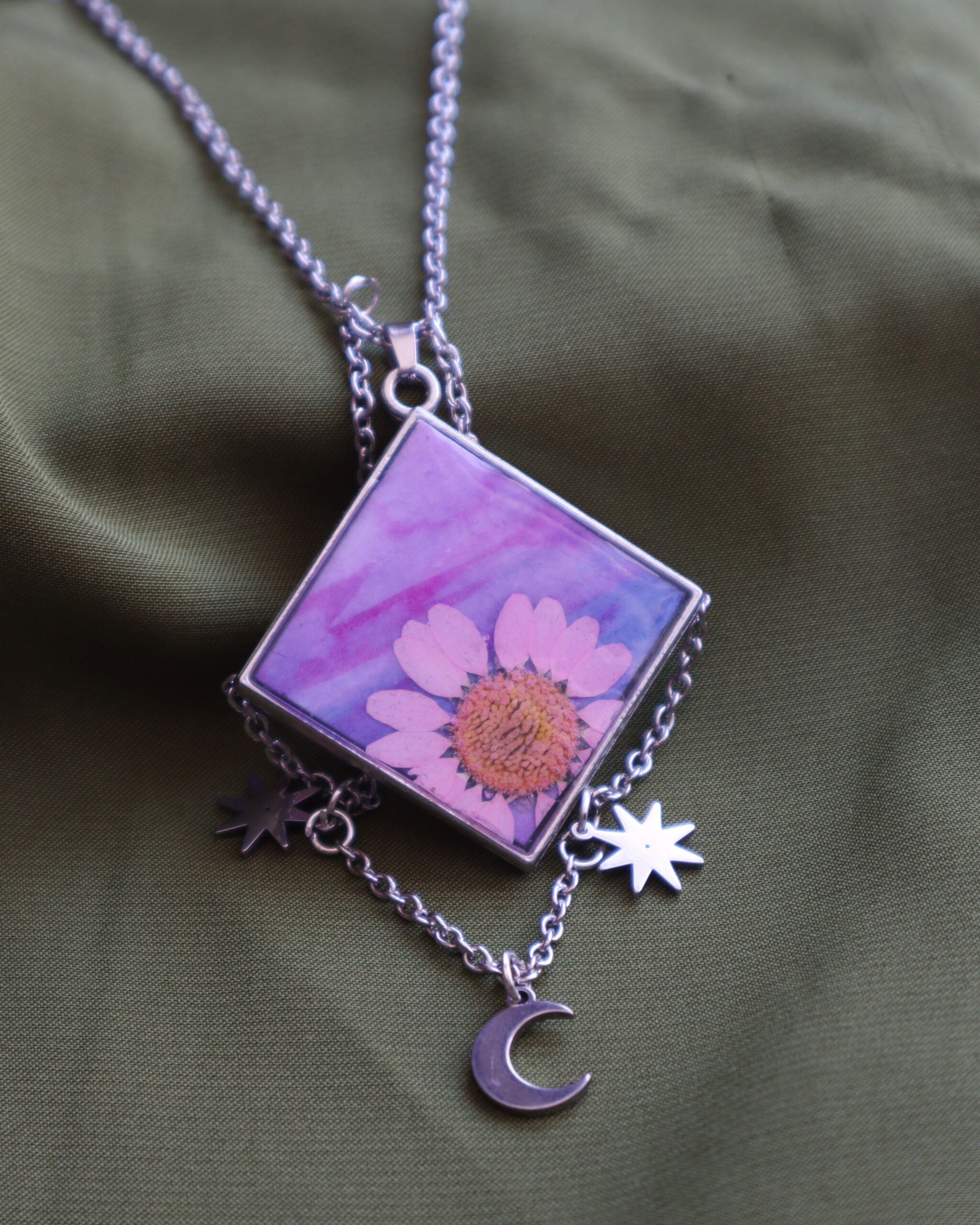Collar con Flor Prensada y Fondo de Acuarela