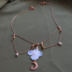 Collar Dorado con Flor Azul y Perlas