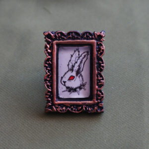 Broche con Ilustración Original de Conejo Punk en Negro y Dorado