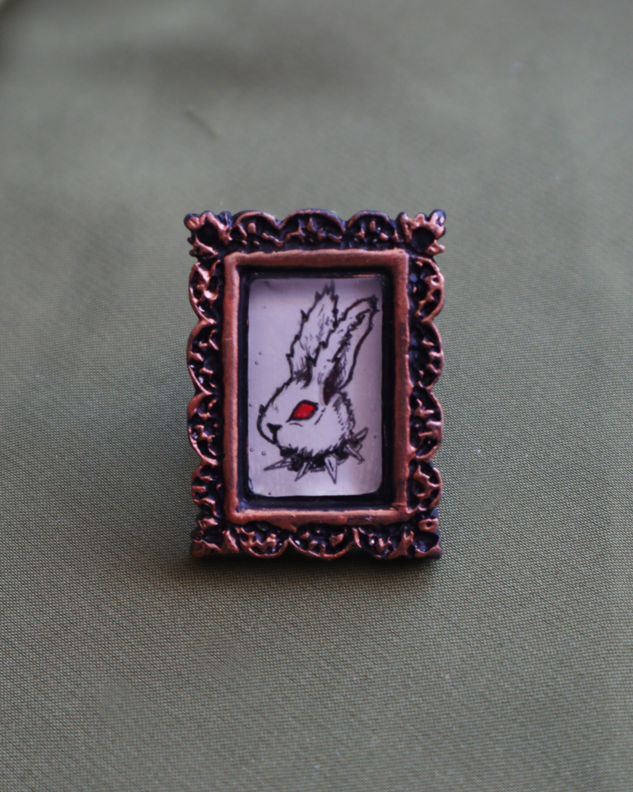Broche con Ilustración Original de Conejo Punk en Negro y Dorado