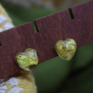 Pendientes Mini Corazones con Pétalos Encapsulados