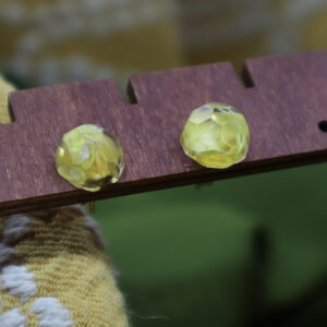 Pendientes Mini Esferas con Pétalos Encapsulados