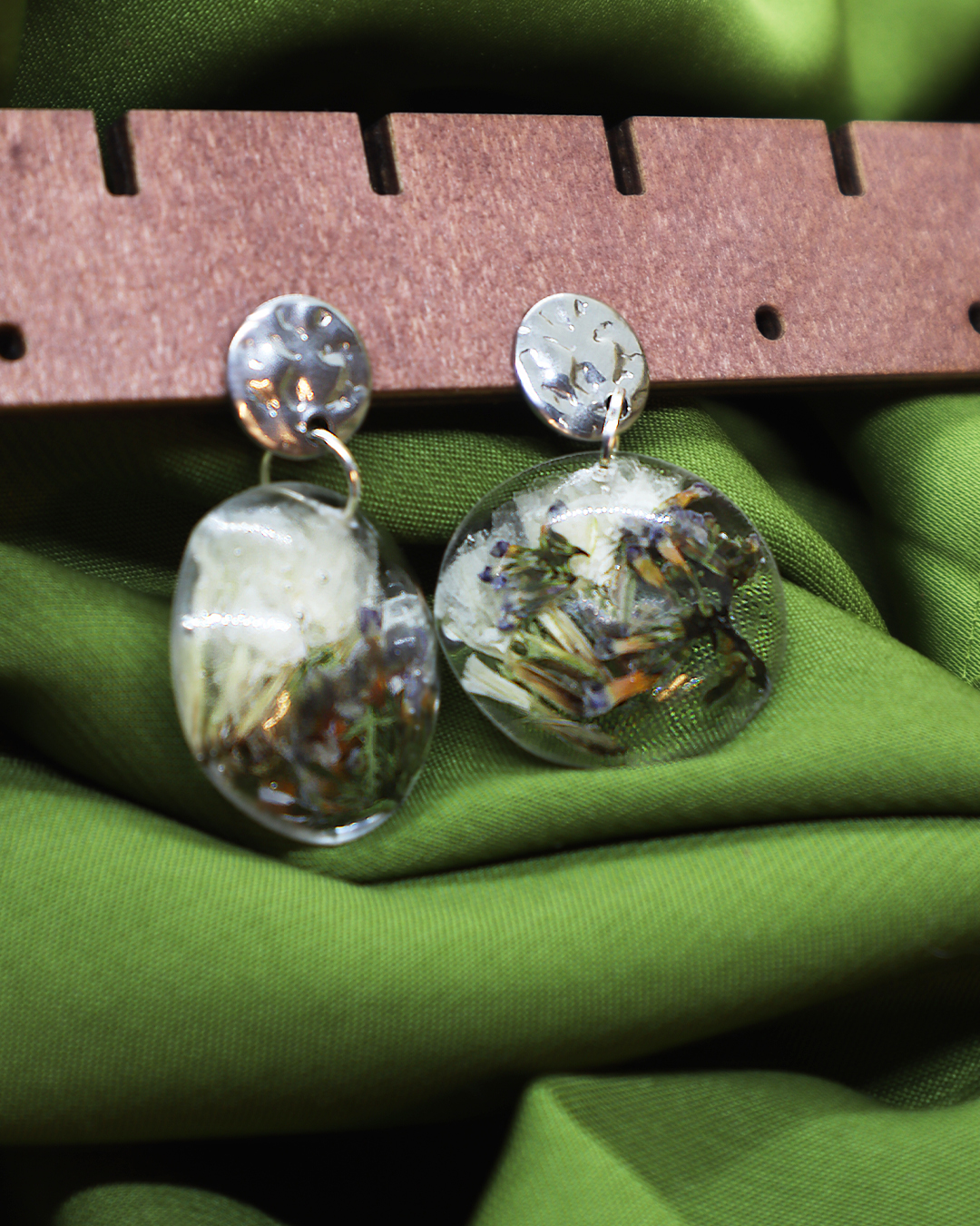 Pendientes Esfera con Plantas Prensadas y Agarre Plateado