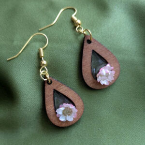 Pendientes de Flores Rosas Encapsuladas en Marcos de Madera