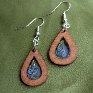 Pendientes de Flores Azules Encapsuladas en Marcos de Madera
