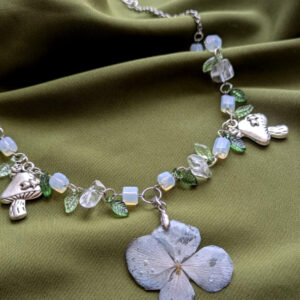 Collar de Hada con Setas Metálicas, Flor Encapsulada y Detalles en Cristal