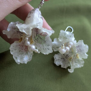 Pendientes de Flores Blancas Curadas en Resina con Acabados de Perla y Acero Inoxidable