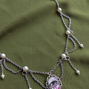Collar Whimsical Gótico con Ilustración Original y Perlas en Acero Inoxidable