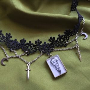 Gargantilla Gótica de Macramé con Ilustración Original y Dijes de Acero
