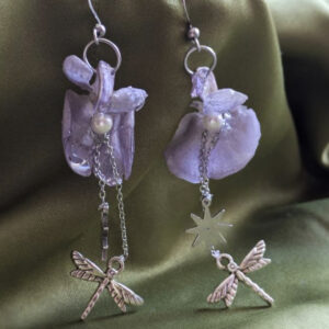 Pendientes de Flores Lilas Naturales con Perlas y Detalles en Acero inoxidable