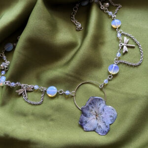 Collar Whimsical de Hada con Flor y Piedras Naturales