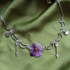 Collar Whimsical de Hada con Flor y Dijes de Acero