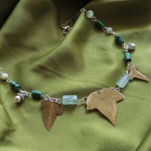 Collar de Hojas de Hiedra Naturales con Cristales y Dijes de Bellota